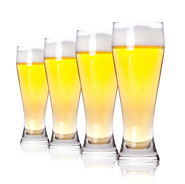 Frosty glas light bier geïsoleerd op een witte achtergrond. Stockfoto