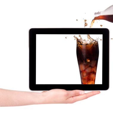 geïsoleerde hand met digitale tablet met verse spatten cola.