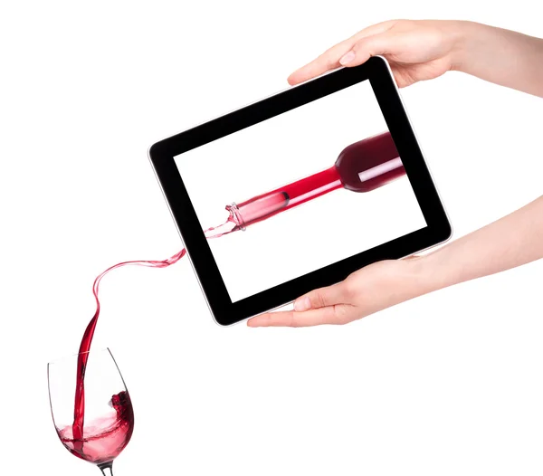 Mani isolate che tengono la compressa digitale con spruzzi di vino rosso — Foto Stock