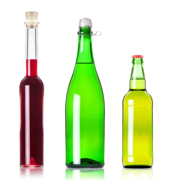 Muitas garrafas de várias bebidas alcoólicas isoladas — Fotografia de Stock