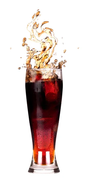 Frischer Cola-Spritzer im Glas isoliert auf weiß — Stockfoto