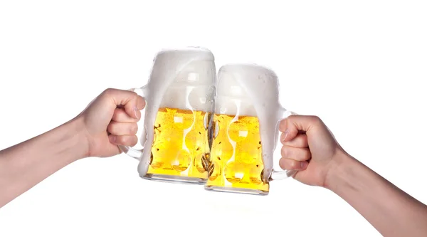 Két kéz, gazdaság sör pohárköszöntőt — Stock Fotó
