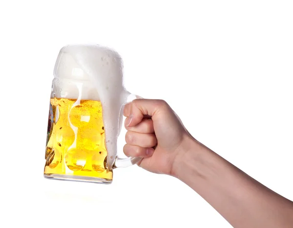 Hand hält Bier und stößt an — Stockfoto