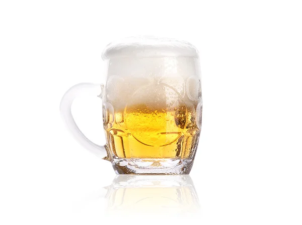 Caneca pequena gelada de cerveja leve com espuma isolada — Fotografia de Stock
