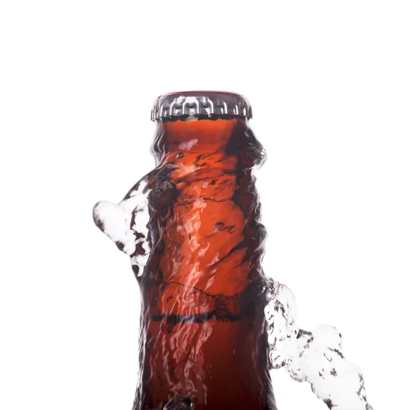 Garrafa de cerveja com respingo de água isolado — Fotografia de Stock