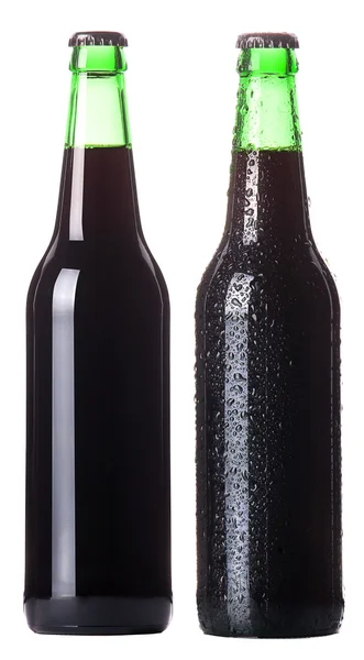 Duas garrafas de cerveja escura com gotas isoladas — Fotografia de Stock