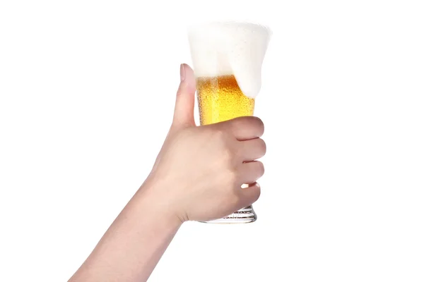 Χέρι που κρατά ποτήρι μπύρα isolated.making τοστ — Φωτογραφία Αρχείου