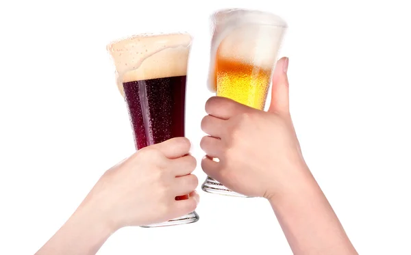 Par de vasos de cerveza con mano haciendo un brindis aislado —  Fotos de Stock