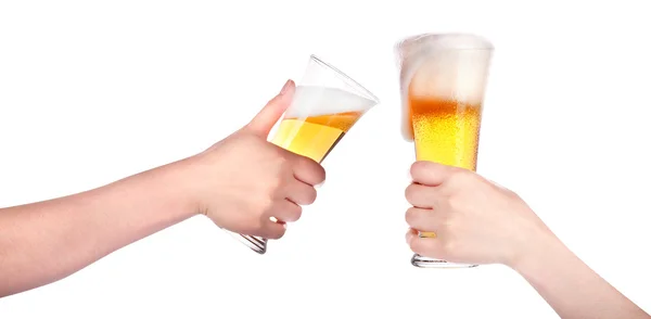 Ζευγάρι γυαλιά μπύρας με χέρι κάνοντας της Πρόποσιν απομονωθεί — Φωτογραφία Αρχείου