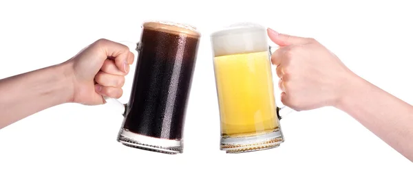 Par ölglas med handen gör en toast isolerade — Stockfoto