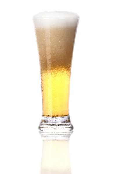 Vidrio helado de cerveza ligera con espuma aislada — Foto de Stock
