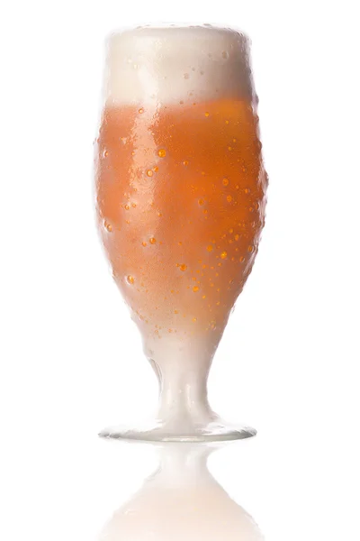 絶縁の泡でいっぱいのライトビールの冷ややかなガラス — ストック写真