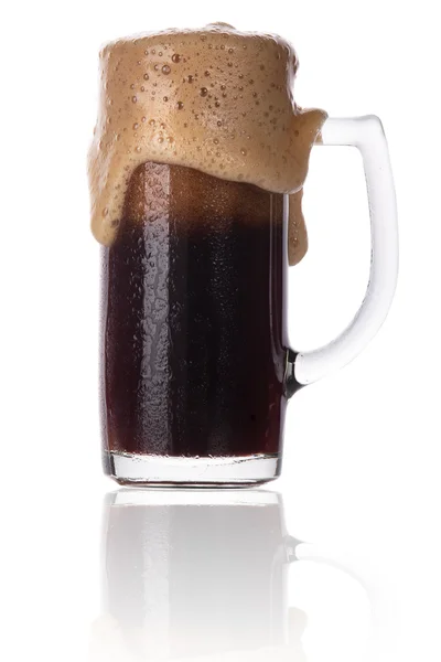 Frosty donker bier met schuim en water druppels geïsoleerd glas — Stockfoto