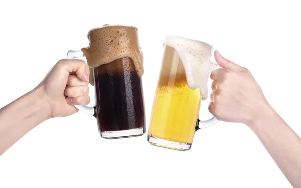 Paar Biergläser mit Hand, die einen Toast isoliert machen — Stockfoto