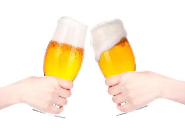 Coppia di bicchieri di birra con mano facendo un brindisi isolato — Foto Stock