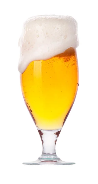 Vidro gelado de cerveja leve com espuma isolada — Fotografia de Stock