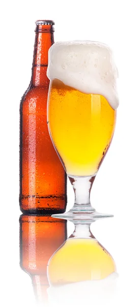 Copa helada de cerveza con botella aislada —  Fotos de Stock