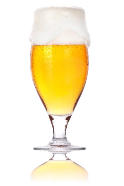 Холодный стакан светлого пива изолирован — стоковое фото