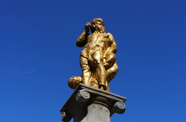 Złoty posąg Boga Neptuna — Zdjęcie stockowe