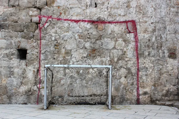 Duvar boyalı ve gerçek goalposts — Stok fotoğraf