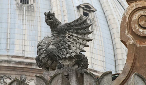 Drachenskulptur in der Nähe der vatikanischen Basilika — Stockfoto