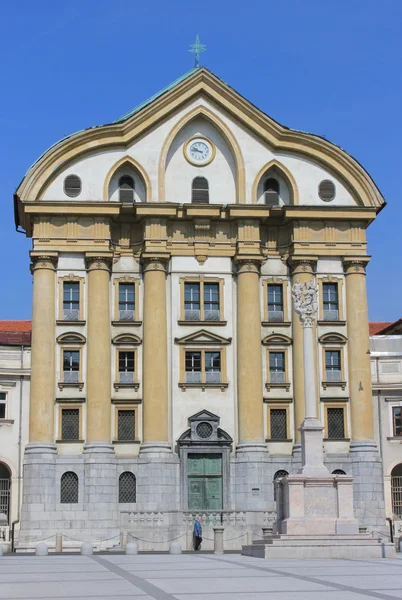Fassade der Dreifaltigkeitskirche, Ljubljana — Stockfoto