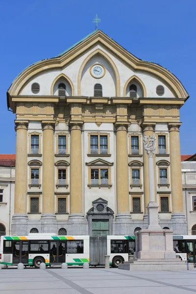 Ursuline Kirchenfassade und Stadtbus, Ljubljana — Stockfoto