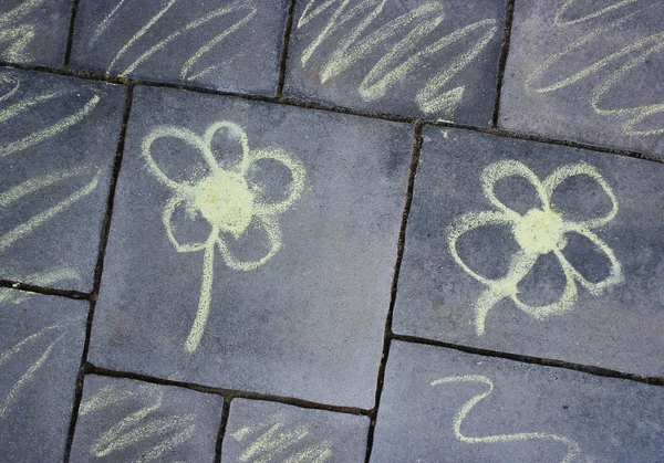Fleurs - dessin à la craie du trottoir - tournées — Photo