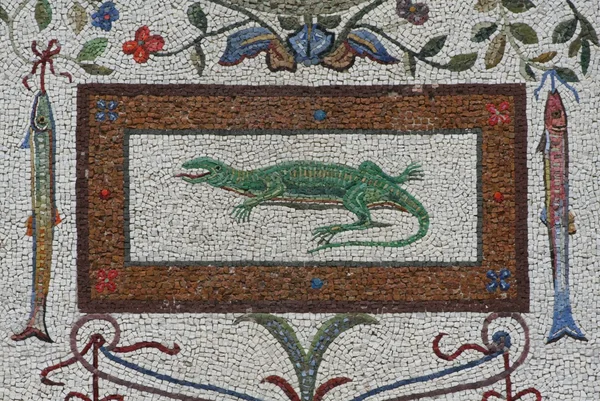 Jaszczurka i ryby mozaiki - ogrody Watykańskie — Zdjęcie stockowe