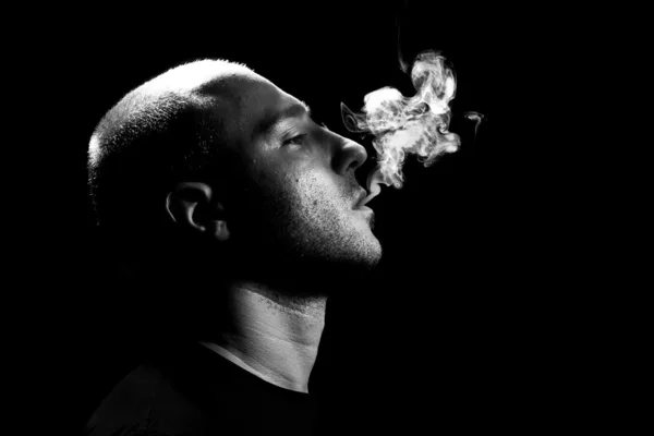Rauchen im Dunkeln — Stockfoto