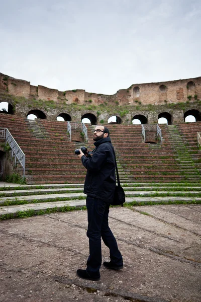Touriste à Amphithéâtre romain — Photo