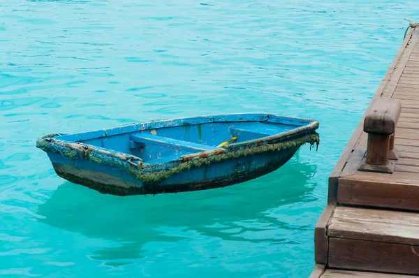 Boat on crystal sea — Stock Photo, Image