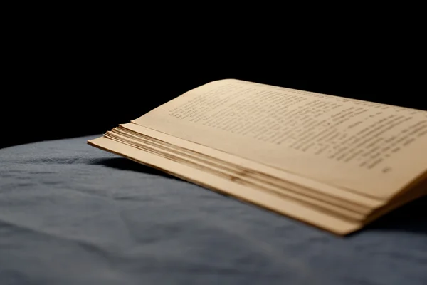 Buch auf dem Bett — Stockfoto