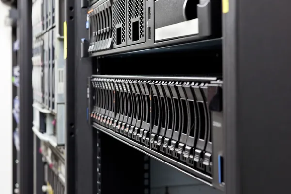 Detalhe de discos rígidos de rack de servidor — Fotografia de Stock