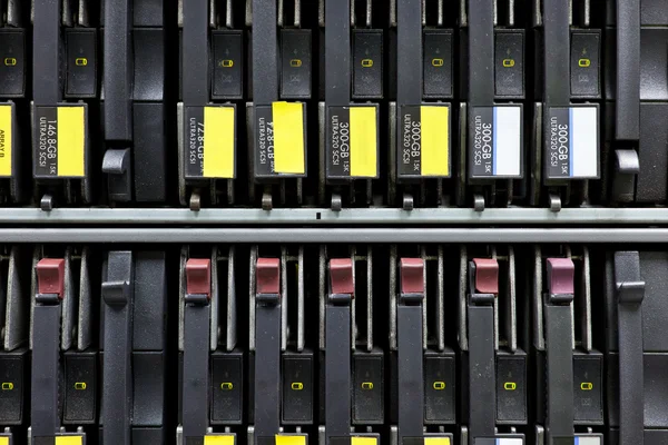 Netwerk server rek harde schijven close-up — Stockfoto
