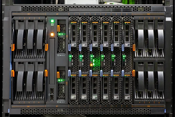 Panel de rack de servidor de red con discos duros — Foto de Stock
