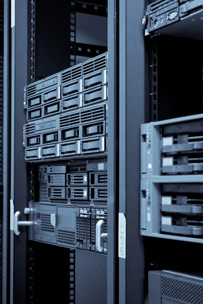 Нейворк-серверы в стойке с жесткими дисками — стоковое фото
