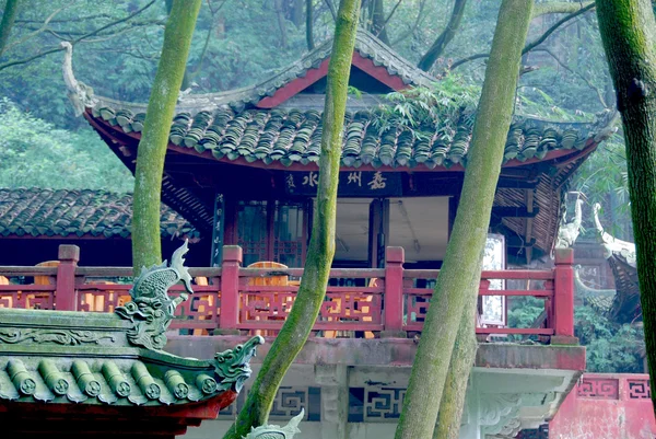 Antika kinesiska templet taket grönt med tid — Stockfoto