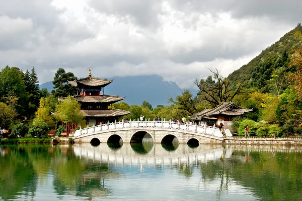 Puente y la pagoda china en el lago Fotos de stock libres de derechos