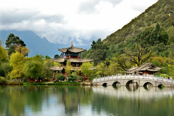 La pagoda china y el puente sobre el lago Imagen de archivo