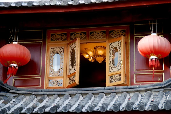 Hus med kinesiska lyktor — Stockfoto
