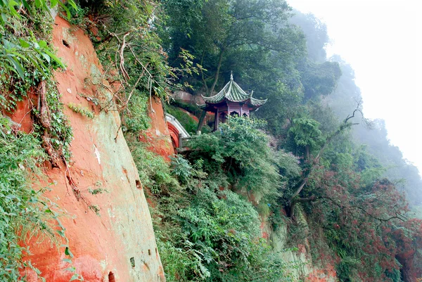 Çin pagoda bir dağ yamacında