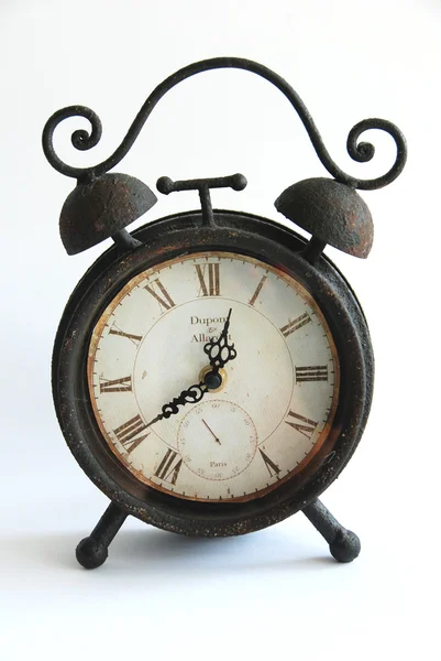 Старые часы из металла — стоковое фото