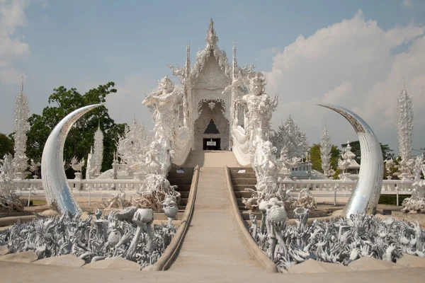 Wat Rong Khun, a cidade de Chiang Rai, Tailândia vista da ponte — Fotografia de Stock