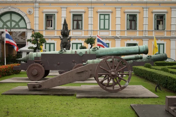 The old gun against the governmental building — Stock Photo, Image