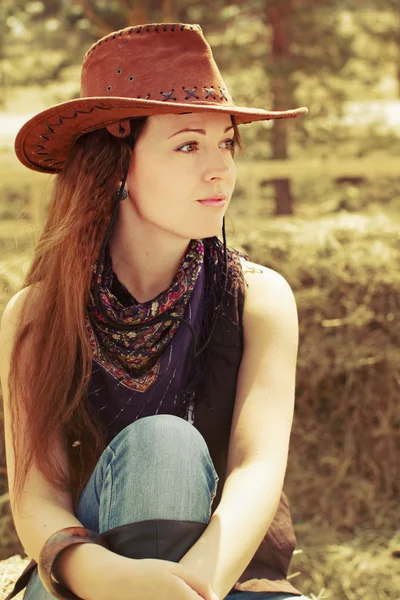 Uma jovem no estilo cowboy — Fotografia de Stock