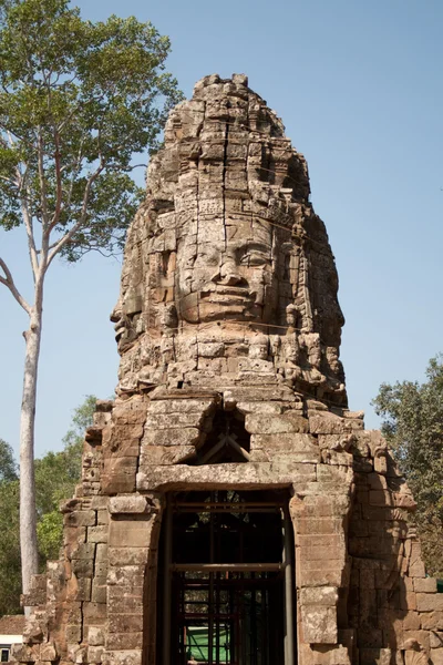 Der Turm des Bajontempels mit einem Buddhakopf — Stockfoto