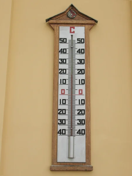 Termômetro grande mostra 19 graus Celsius — Fotografia de Stock