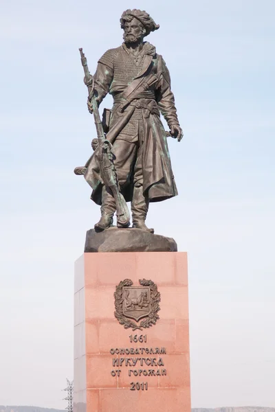 Pomnik założycieli miasta Irkuck z piedestału — Zdjęcie stockowe