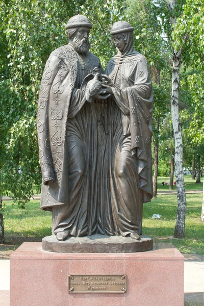 Denkmal für Peter und Fewronia von Murom in Irkutsk auf dem Hintergrund grüner Blätter — Stockfoto